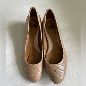 Sofft Women’s Pumps - Size 7.5, Tan/Beige with stacked heel